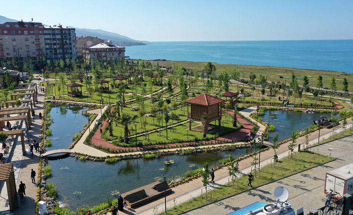 Trabzon'da deniz manzaralı "Millet Bahçesi" vatandaşın beğenisini topladı