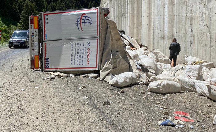 Rize'de tır devrildi: 1 ölü, 1 yaralı