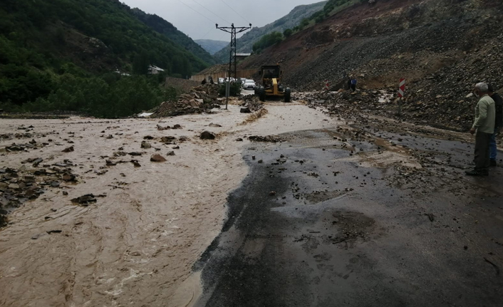 Giresun'da yağış yolu ulaşıma kapattı