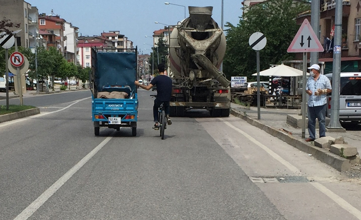 Ordu'da bisikletle tehlikeli yolculuk