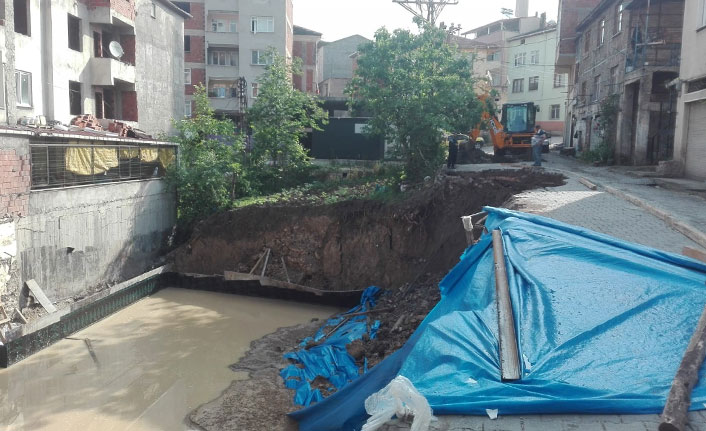 Patlayan su borusu sonrası mahallede göçük oluştu