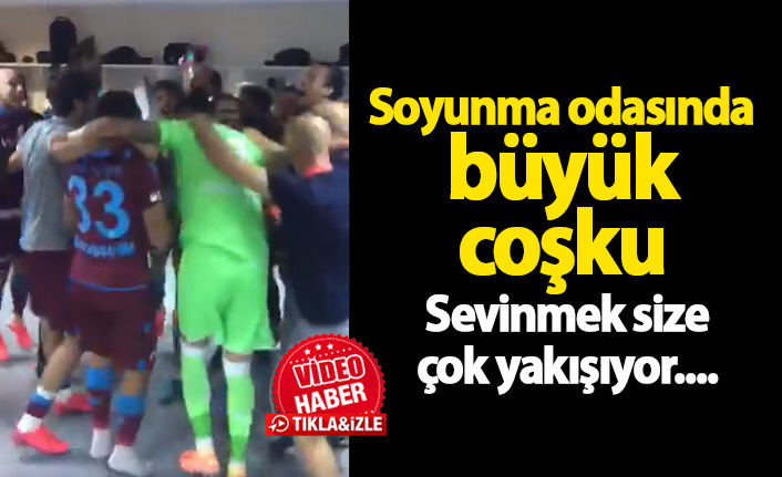 Trabzonsporlu futbolcular soyunma odasında coştu