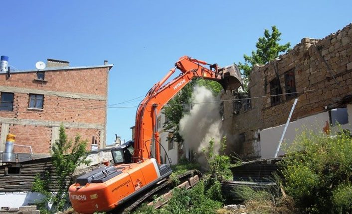 Bayburt’ta harabe binalar yıkılıyor