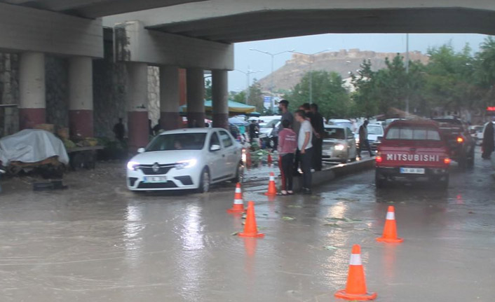 Komşu ilde sağanak ve dolu sele neden oldu