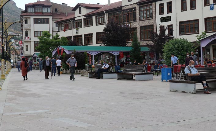 Ölüm oranında zirveye oturan Gümüşhane'de maskeler takılmaya başlandı