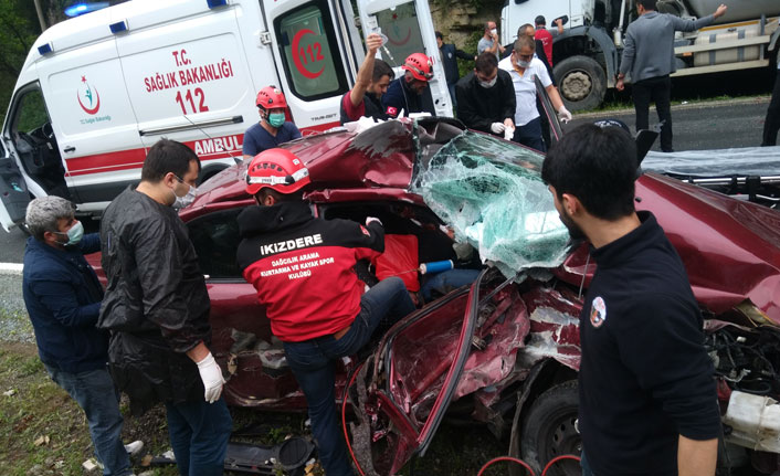 Otomobil beton mikseri ile çarpıştı