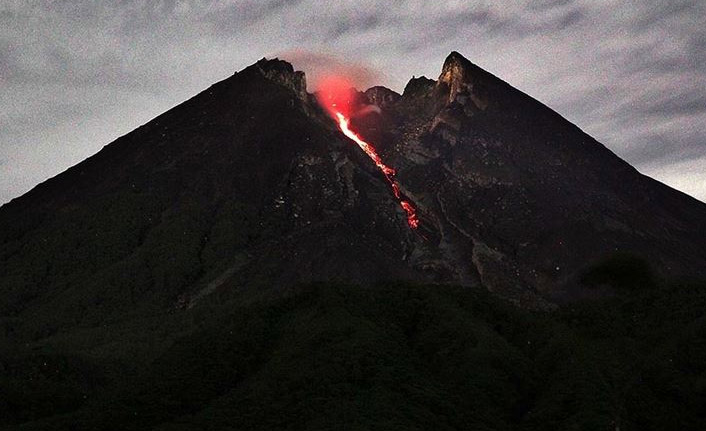 Endonezya'da Merapi Yanardağı'nda patlama