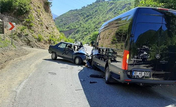 Trabzon plakalı minibüs otomobille çarpıştı: 5 yaralı