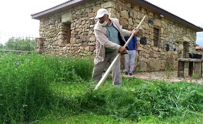 Bayburt'ta müzeyi ot biçerek açtılar