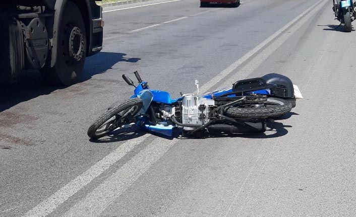 Otomobilin çarptığı motosiklet sürücüsü öldü