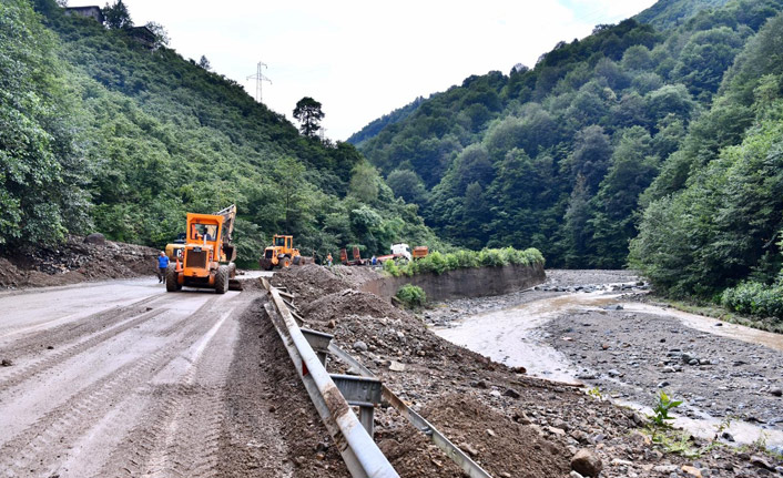 Trabzon'da heyelan kapatmıştı! Yollar açıldı