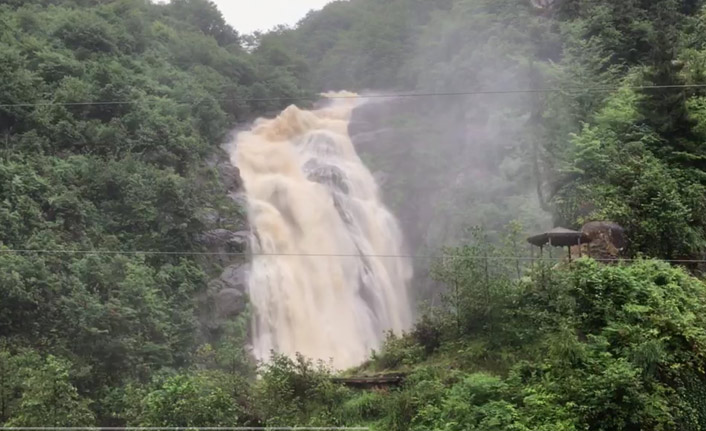 Rize'de Ağaran Şelalesi yine taştı