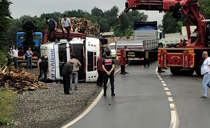 Ordu kereste yüklü kamyon devrildi