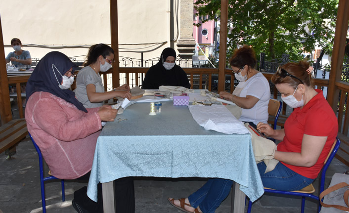 Trabzon'da kursiyerler el işlerini açık havada yapıyor