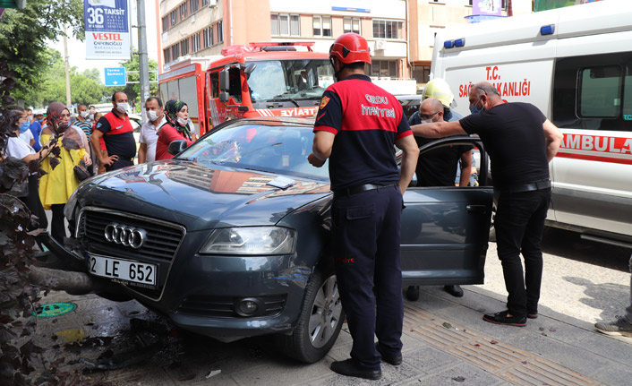 Ordu'da otomobil kaldırımdaki yayalara çarptı: 3 yaralı