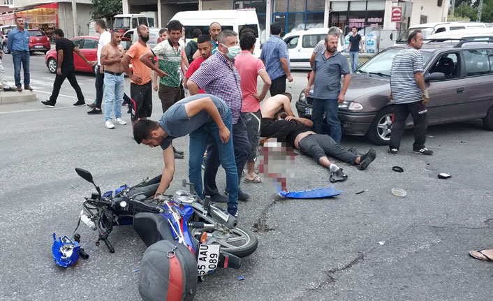 Otomobille çarpışan motosiklet sürücüsü ölümden döndü