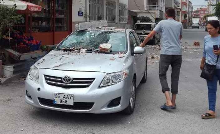 Balkon çöktü araçlar hasar gördü