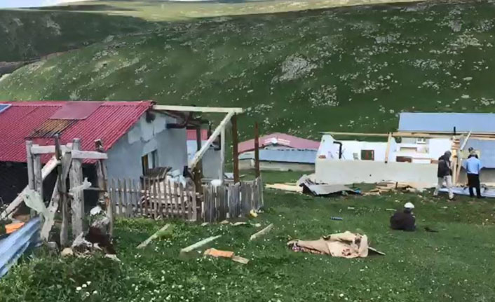 Şiddetli rüzgar yayla evlerinin çatısını uçurdu