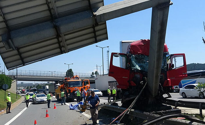 TEM'den feci kaza! Trafik levhasını devirdi