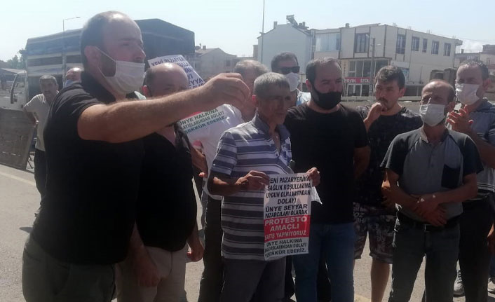 Pazarcılar belediyeyi protesto etti, tezgahları açmadı