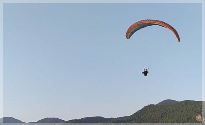 Yamaç paraşütçüleri yeni yerler için havalandı