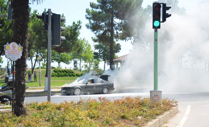 Ordu'da seyir halindeki otomobil alev aldı.