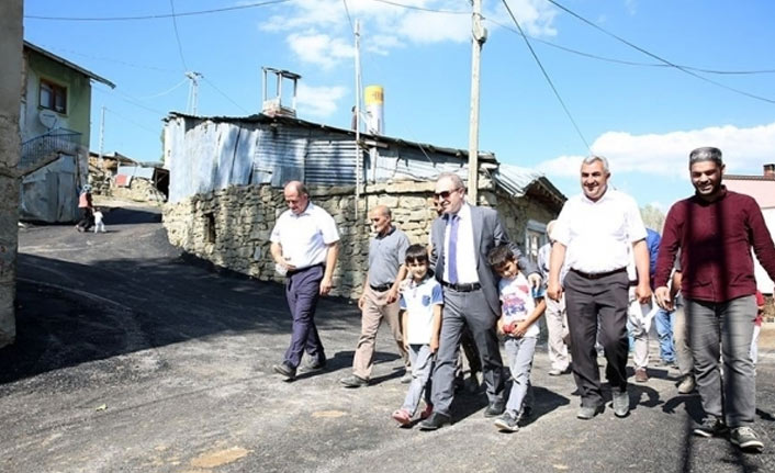 Bayburt Valisi Cüneyt Epcim, asfalt çalışmalarını inceledi.