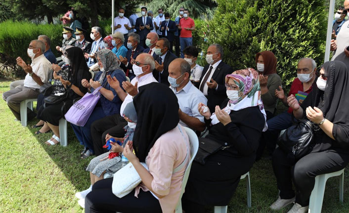 Protokol koltuğuna şehit anne babaları oturdu