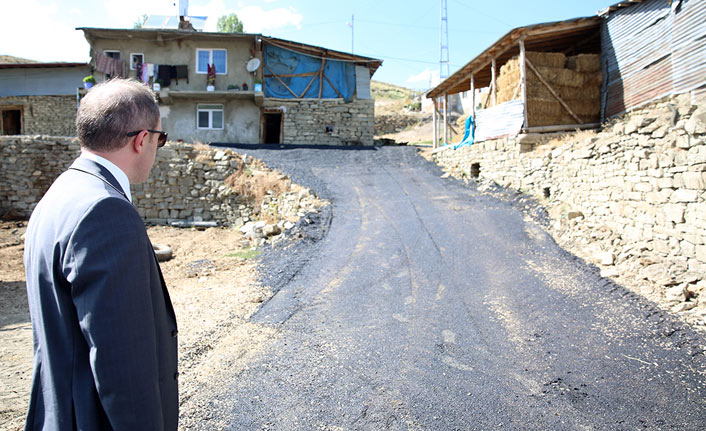 Bayburt Valisi Epcim, Sığırcı köyündeki asfalt çalışmalarını inceledi