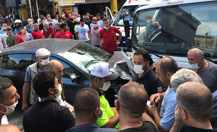 Gaz pedalı takılan otomobil önce yayaya sonra kamyona çarptı