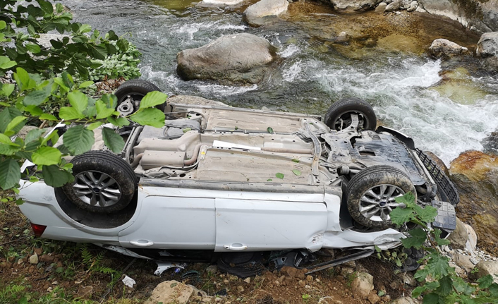 Giresun'da otomobil dereye yuvarlandı