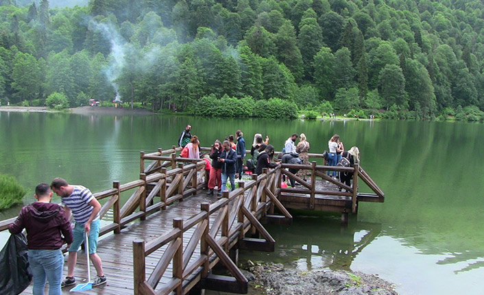 Tatilcilere sağanak yağış sürprizi