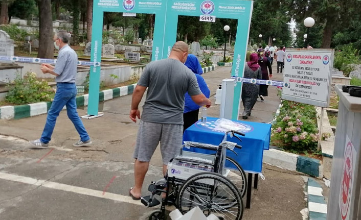 Trabzon'da mezarlıklarda maske ve kolonya dağıtıldı