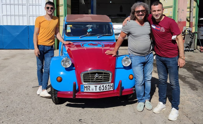 Aracını bordo maviye boyadı! Almanya'dan Mardin'e gitti