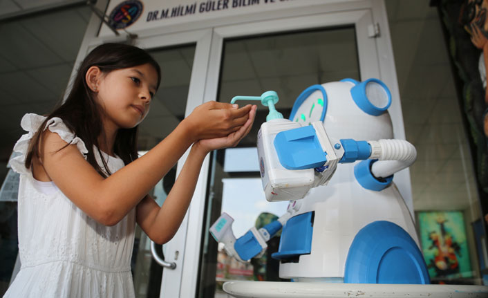 Ateş ölçüp dezenfektan sıkan, maske veren robot geliştirdiler