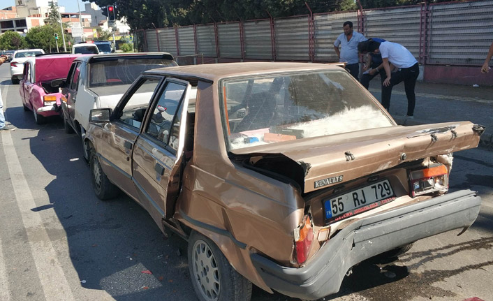 Samsun'un Canik ilçesinde araçlar birbirine girdi.