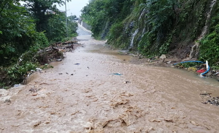 Trabzon'da şiddetli yağış heyelan getirdi