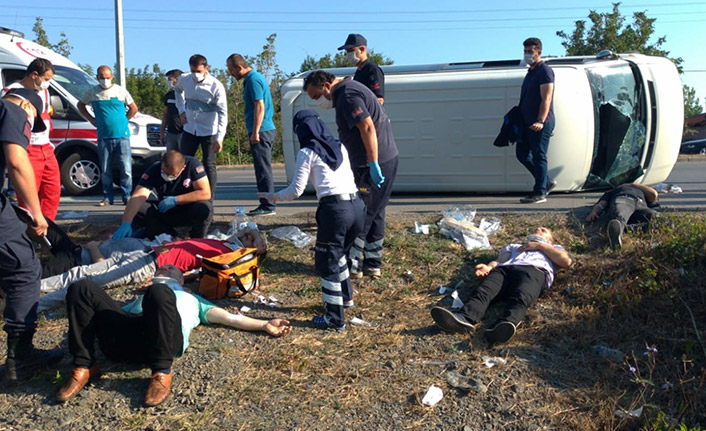 Karadeniz Sahil Yolu'nda minibüs devrildi: 15 yaralı