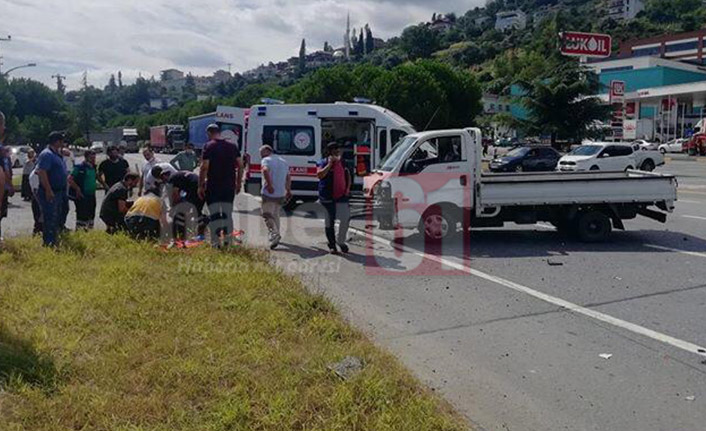 Trabzon’da otomobille kamyonet çarpıştı