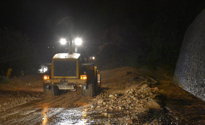 Ordu'da Karadeniz Akdeniz yolunda heyelan