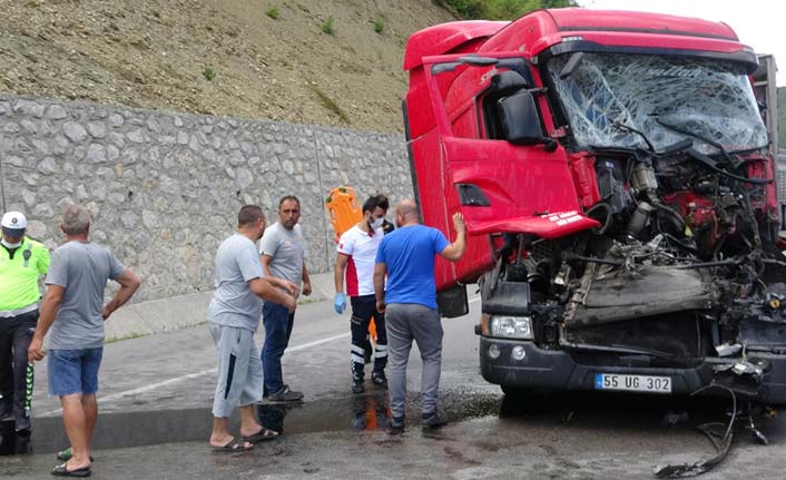 Kum yüklü tır salça yüklü tıra çarptı