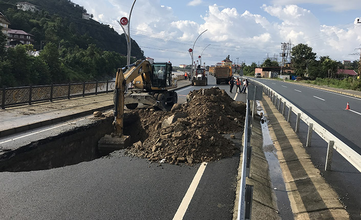 Rize'de yol çöktü