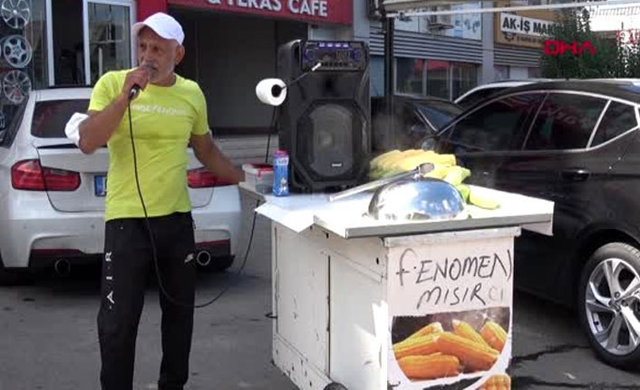 Trabzon'un Mısır Babası, hem şarkı söylüyor hem mısır satıyor