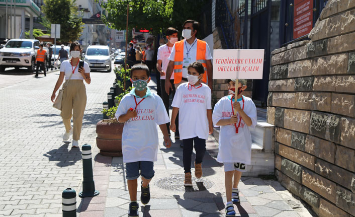 Minik öğrenciler maske takmayanları kırmızı düdükle uyardı