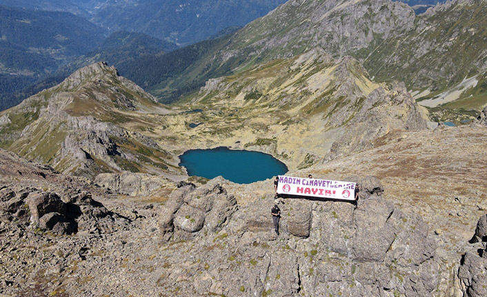 Artvin'de 3 bin 200 rakımda pankart açtılar