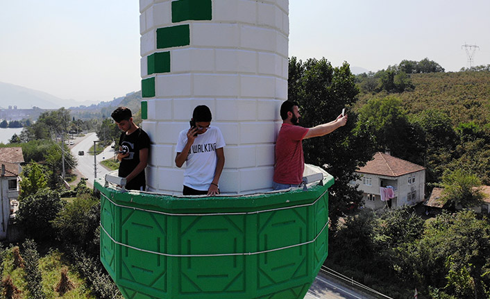 Telefonları çekmeyince minareye çıkıyorlar