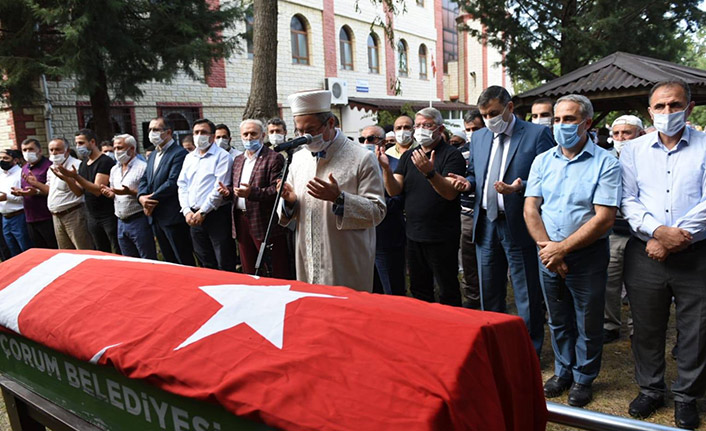 Öğrencisini kutarırken boğulan öğretmen toprağa verildi