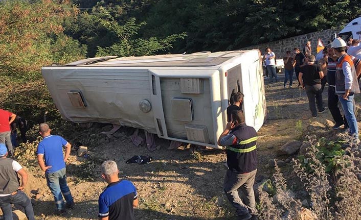 Artvin'de maden işçilerini taşıyan otobüs devrildi! 2 ölü