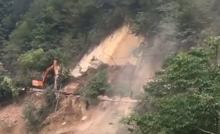 Giresun'da heyelan! Yol ulaşıma kapandı