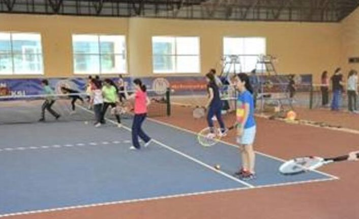 Çocuk ve gençlerden tenis kurslarına yoğun ilgi